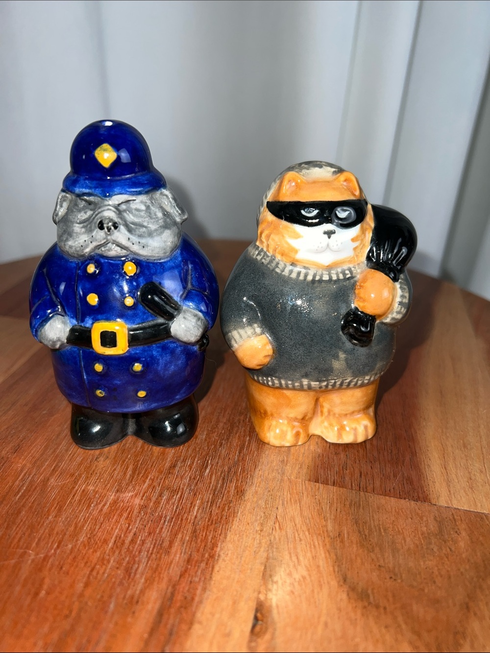 Cat burglar and police officer, salt and pepper shakers
